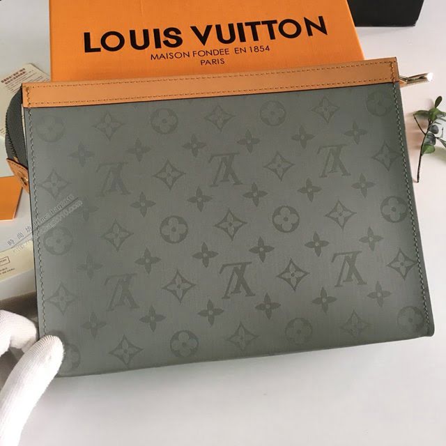 lv手包 M61692銀色 Pochette Voyage中號手袋 lv男士手拿包  lvqb1816